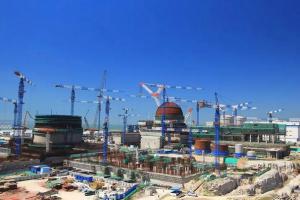 華龍一號(hào)全球首堆預(yù)應(yīng)力工程張拉平臺(tái)順利到場(chǎng)