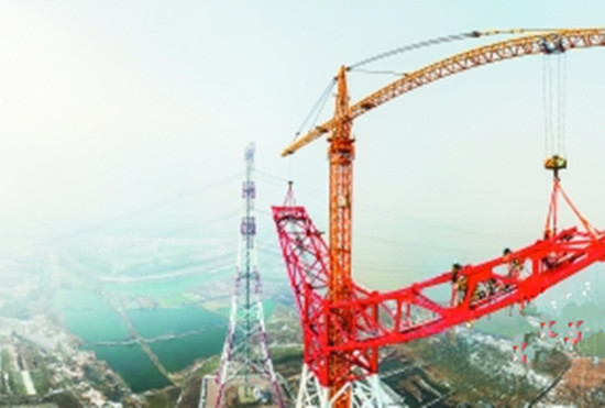 “世界第一特高壓”長江大跨越桿塔在皖封頂
