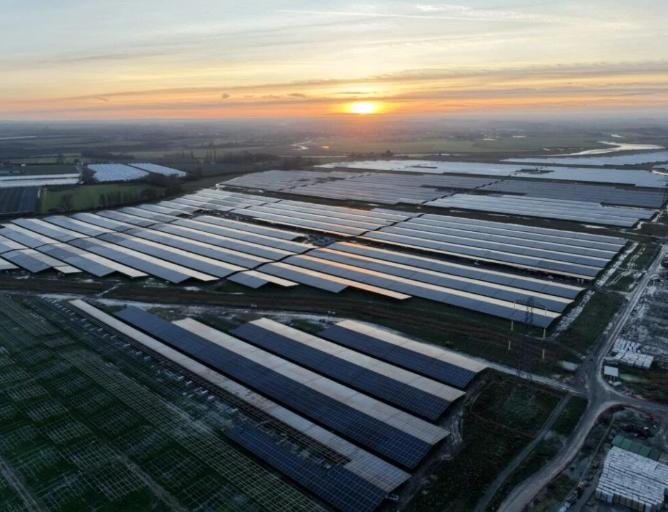 英國最大太陽能園區(qū)克利夫山投入運營 配套儲能項目建設中