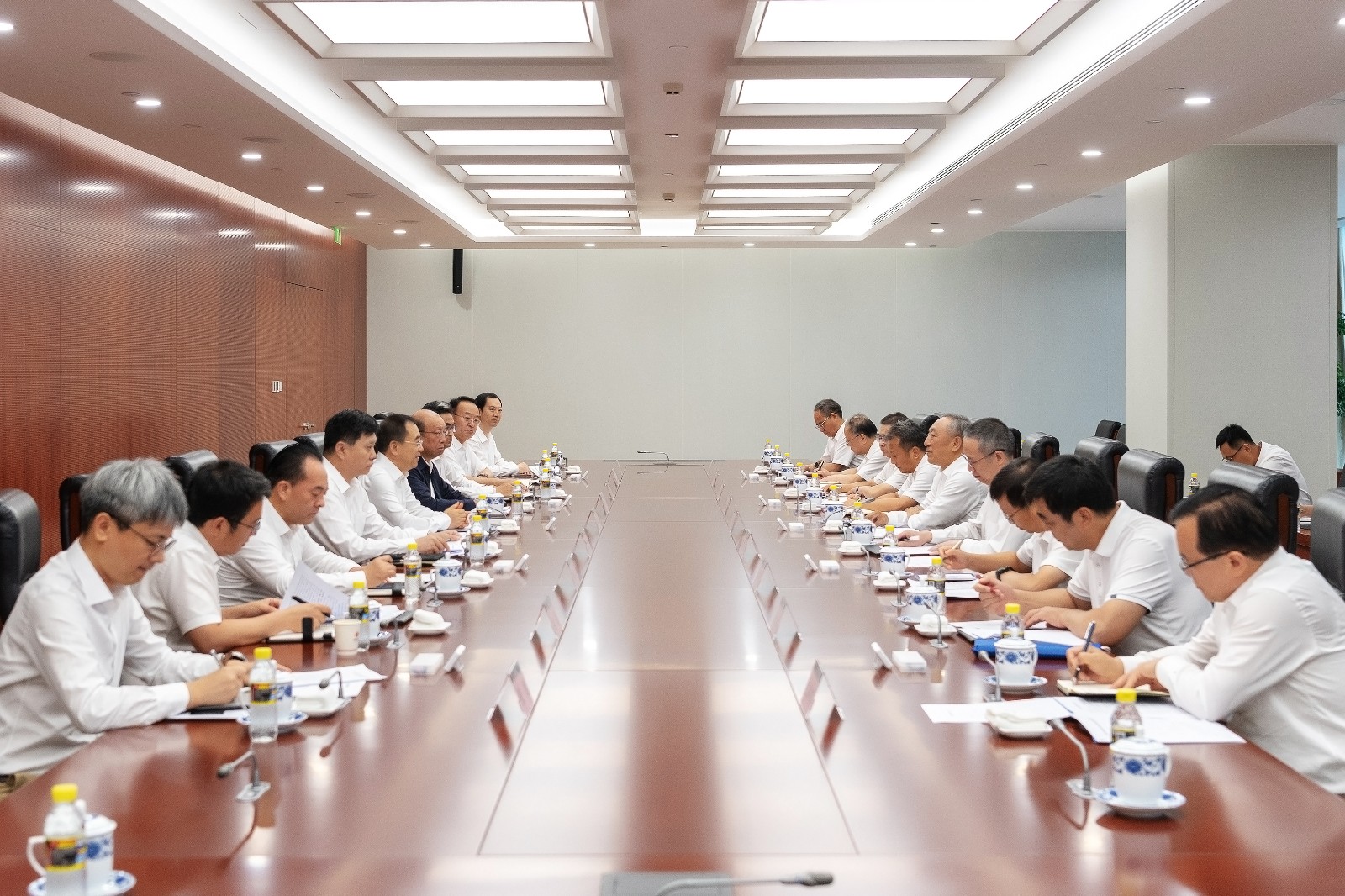 鄒磊會(huì)見中國(guó)煤炭地質(zhì)總局黨委書記賈春曲