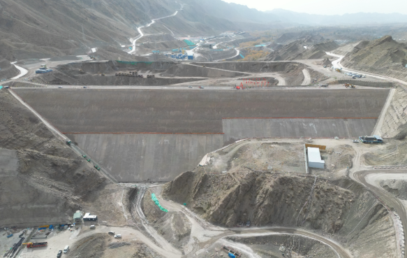 新疆哈密抽水蓄能電站下水庫大壩完成封頂工程