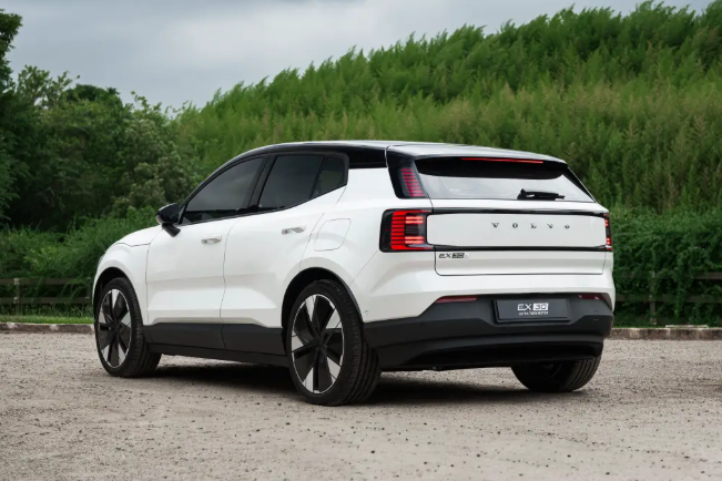 沃爾沃EX30 2026款巴西上市：精簡(jiǎn)為三版本，新增428馬力Ultra車(chē)型