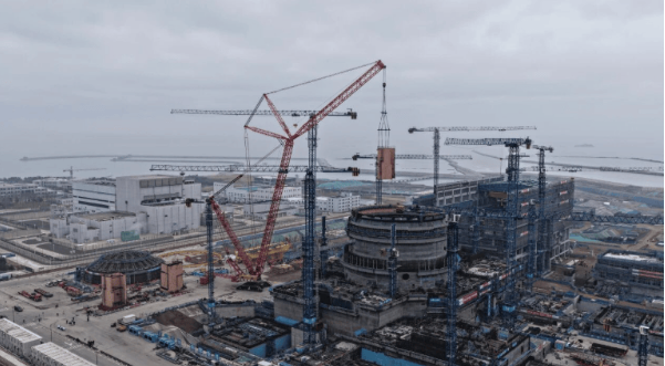 中國(guó)華能集團(tuán)石島灣核電擴(kuò)建工程1號(hào)核島SG首個(gè)模塊吊裝就位