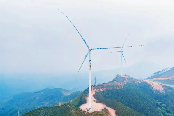廣西能源集團(tuán)桂中東鄉(xiāng)風(fēng)電場(chǎng)首批機(jī)組成功并網(wǎng)發(fā)電
